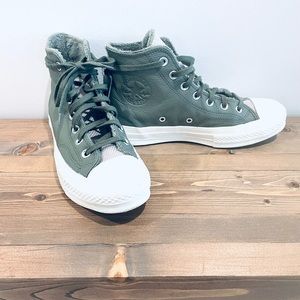 Sz 8W Converse (fit like 8.5-9)